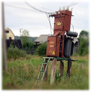 Старый деревенский трансформатор с низким напряжением